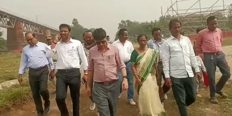 বার্নপুর দামোদর ঘাটে প্রশাসনিক পরিদর্শন, ছটপুজোর জন্য নিরাপত্তা শক্ত করা হলো 1 ezgif 79b0edef49c438