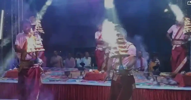 ‘হর হর গঙ্গে’ ধ্বনিতে মুখর শিল্পাঞ্চল, গঙ্গা আরতিতে উপচে পড়ল ভক্তসমাগম 1 ezgif 7d6e0c04807a90