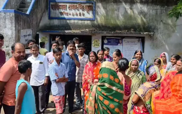 ‘আগে জল, তারপর সমাধান!’ — কুলটির হাতিনালে সরকারি ক্যাম্পে বিক্ষোভ 1 ezgif 86a127710a7be7