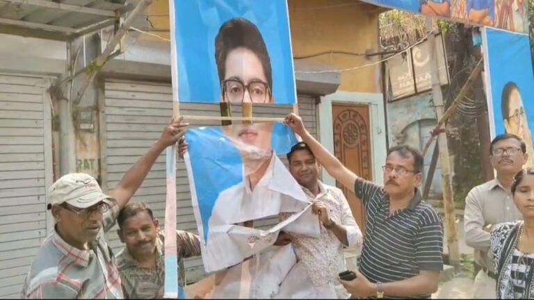 रानीगंज : बर्थ-डे पर फाड़ा गया अभिषेक बनर्जी का पोस्टर, तृणमूल कार्यकर्ताओं में आक्रोश 1 1 1