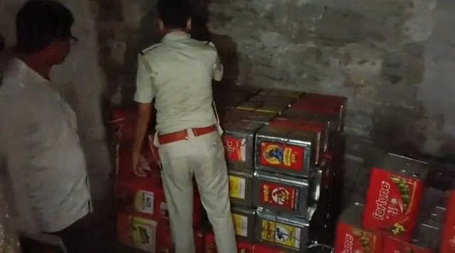 रानीगंज : नकली तेल का खेल, अडानी ग्रुप की शिकायत, पुलिस ने किया भंडाफोड़ 2 2