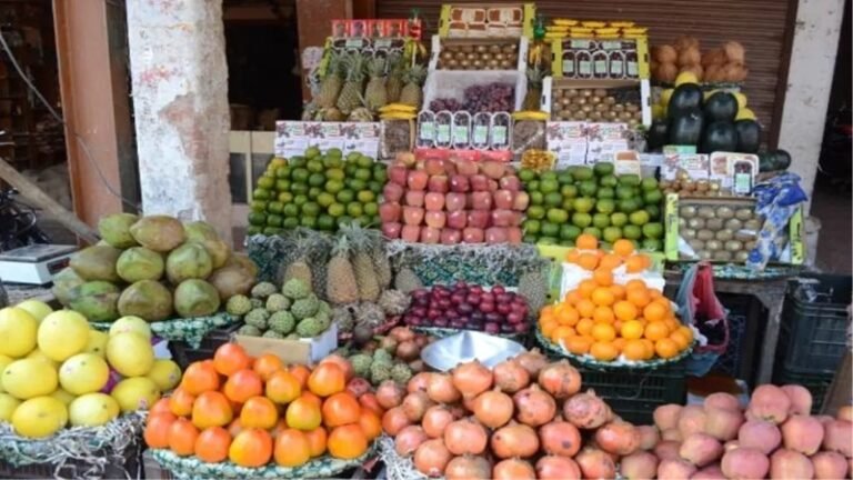 आर्थिक तंगी से परेशान फल विक्रेता ने आसनसोल बाजार में अपना गला रेता, हालत गंभीर 1 3 4