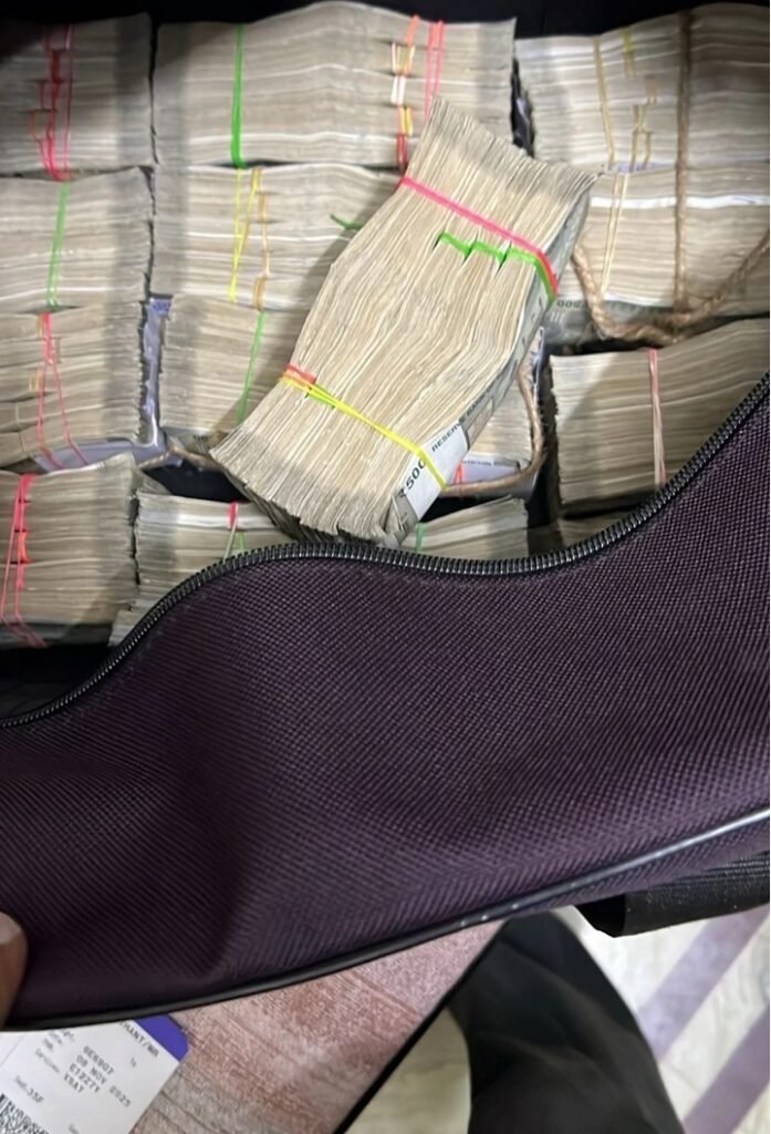 बैग में नोटों की गड्डियां, घरों में सोना... बंगाल में कोयला माफियाओं के ठिकानों से ED को क्या-क्या मिला? 3 4 18