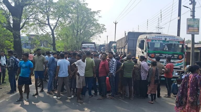 दुर्गापुर : डंपर की ठोकर से साइकिल सवार छात्रा गंभीर, सड़क जाम कर लोगों ने मचाया हंगामा 1 4 20