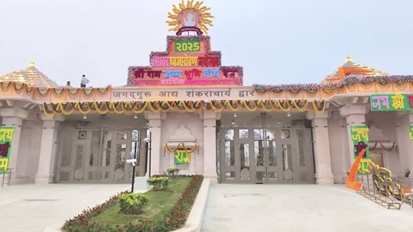 ध्वजारोहण समारोह के उल्लास में डूबी रामनगरी, राम मंदिर में सुरक्षा के कड़े इंतजाम 1 4 23