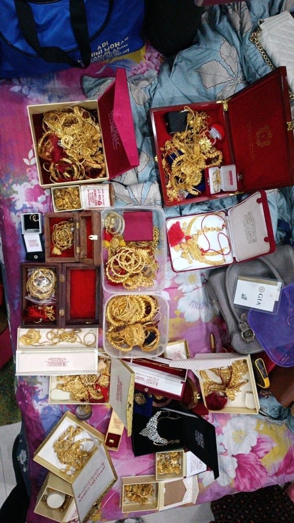 बैग में नोटों की गड्डियां, घरों में सोना... बंगाल में कोयला माफियाओं के ठिकानों से ED को क्या-क्या मिला? 2 5 14