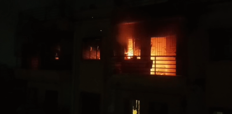 देव दीपावली पर बर्नपुर में भीषण आग! गैस सिलेंडर फटा, इलाके में मचा हड़कंप 1 Screenshot 2025 11 05 232158