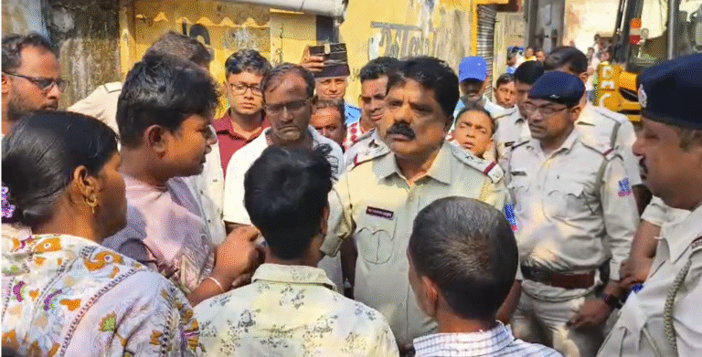 दुर्गापुर में निगम की कार्रवाई पर बवाल, पियाला में पुलिस-स्थानीयों में भिड़ंत 1 Screenshot 2025 11 10 180413