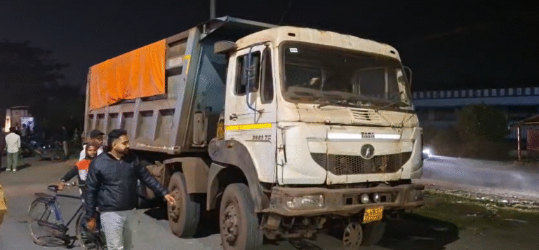 कालीपहाड़ी में बड़ा हादसा टला! बाल-बाल बचे भाजपा युवा नेता, सड़क जाम से हंगामा 1 Screenshot 2025 11 11 094847