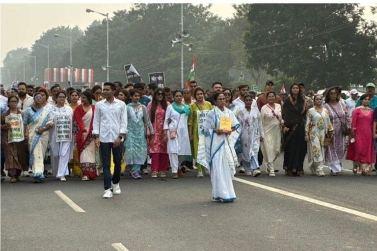 SIR के विरोध में सड़क पर उतरे ममता-अभिषेक, TMC बोली- हमें यह स्वीकार नहीं 1 WhatsApp Image 2025 11 04 at 6.10.05 PM