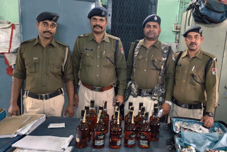 ऑपरेशन सतर्क की बड़ी सफलता: आसनसोल स्टेशन से RPF ने बरामद की 17 बोतल लावारिस शराब 1 cc481b69 fa9b 4261 80d4 d3d3fbdb0989