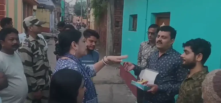 5 साल बाद दिखीं अग्निमित्रा पाल, लोगों ने मिठाई खिलाकर जता दी नाराज़गी! 1 ezgif 19d3238b39a2f05e