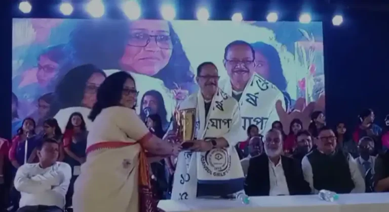 आसनसोल गर्ल्स कॉलेज की 75वीं वर्षगांठ: दीप प्रज्वलन से प्रतिमा अनावरण तक भव्य उत्सव 1 ezgif 19d41375a13ccaaf