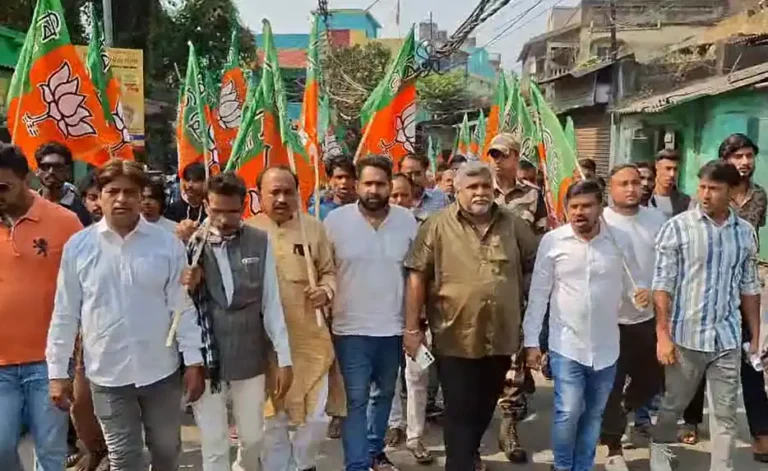 मदर डेयरी का दूध नहीं मिलेगा, लेकिन नशीले पदार्थ आसानी से—आसनसोल में BJP का विस्फोटक विरोध, पूर्व मेयर जितेंद्र तिवारी के नेतृत्व में थाने का घेराव 1 ezgif 28e176bc01e4a63e