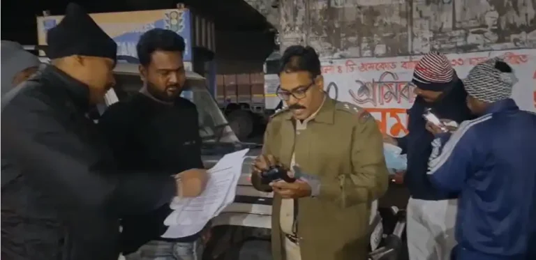 আসানসোলে বাড়ছে পথদুর্ঘটনা! মদ্যপ অবস্থায় গাড়ি চালানো রুখতে ট্র্যাফিক পুলিশের বিশেষ অভিযান 1 ezgif 4266e3d59022c38e