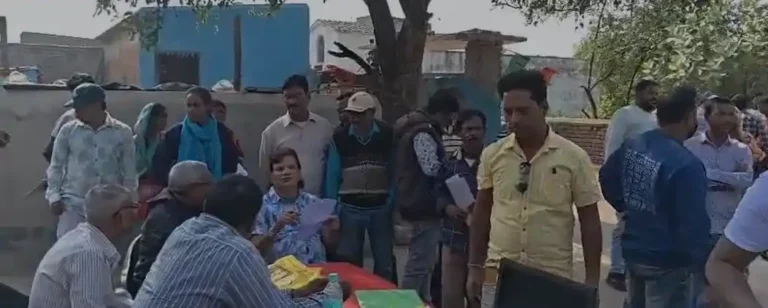 বারাবনিতে SIR প্রক্রিয়ার ঝড়! ১০০০ ভোটারের মধ্যে ৯৫০ জন ফর্ম জমা—MLA-র নজরদারি 1 ezgif 42f591b403496fcd