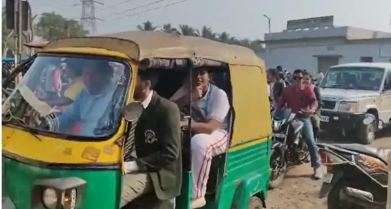 কুলটিতে ফের পুলকার কেলেঙ্কারি! শিশুদের জীবন কি মৃত্যুফাঁদের হাতে? 1 ezgif 446891a034c12a87