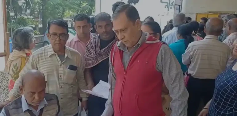 आसनसोल में SIR फॉर्म को लेकर हंगामा—बुज़ुर्गों का आरोप: BLO घर क्यों नहीं आए? 1 ezgif 4d1d8ab2dd2ad1c5