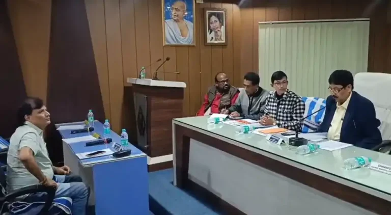 आसनसोल में विकास का ब्लूप्रिंट तैयार! सड़कें, सफाई और ‘जाम मुक्त शहर’ पर बड़ा फैसला 1 ezgif 51d926899927fd93