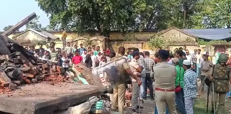 আসানসোলে রেলওয়ের বুলডোজার অভিযান, মহুয়া ডাঙায় চাঞ্চল্য! 1 ezgif 632a153832cb819a