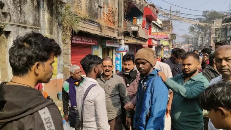 নিয়ামতপুরে সবজি বাজারে মোবাইল চুরি! হাতেনাতে ধরা পড়ে রেহাই পেল না চোর 1 ezgif 65441a52ad1483ff