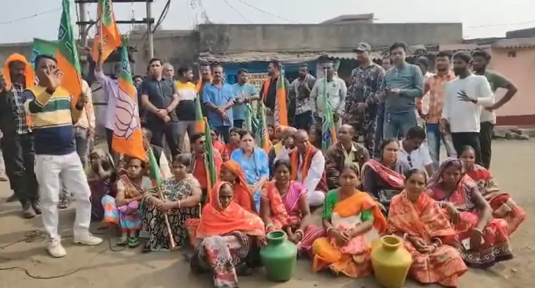 ৭ মাস ধরে জলহীন রাণীগঞ্জ! অগ্নিমিত্রা পালের নেতৃত্বে রাস্তায় বিস্ফোরণ 1 ezgif 6bb8a53636f7d981