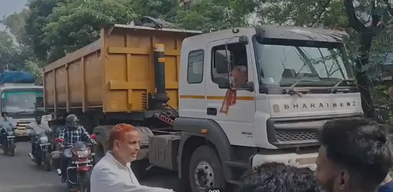 ЁЯТе рдирд┐рдпрд╛рдорддрдкреБрд░ рдореЗрдВ рдбрдВрдкрд░ рдХреА рдЯрдХреНрдХрд░ рд╕реЗ рдмрд╡рд╛рд▓! рд▓реЛрдЧреЛрдВ рдиреЗ рдЬреАрдЯреА рд░реЛрдб рдкрд░ рд▓рдЧрд╛рдпрд╛ рдЬрд╛рдо 1 ezgif 71199b27e388fa