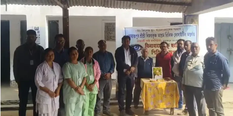 আসানসোল–বার্নপুরে ‘চোখের আলো ফিরিয়ে আনার মহাযজ্ঞ’! ফ্রি ছানি শিবিরে উপচে পড়া ভিড় 1 ezgif 825b94b902ca2be0