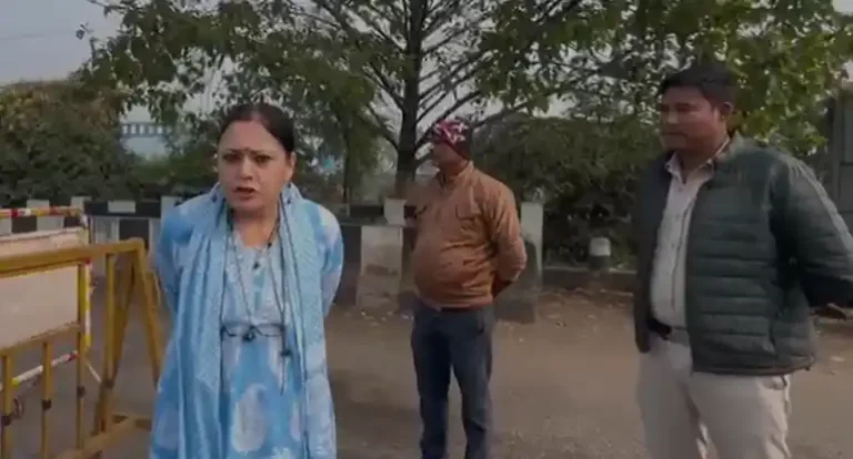 आसनसोल में हाईवे पर धड़ल्ले से वसूली! महिला नेता को देखते ही भागे तीन सिविक पुलिस 1 ezgif 86c027fff412fb57