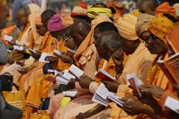 कोलकाता में लाखों लोगों ने किया गीता पाठ, विधानसभा चुनाव से पहले बंगाल में ‘धर्मयुद्ध’ का ऐलान 3 3 6