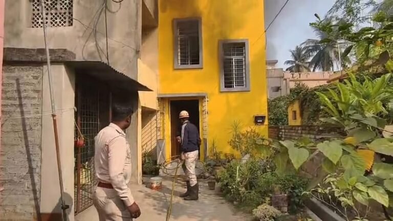 दुर्गापुर : LPG सिलिंडर लीक होने से घर में लगी आग, झुलसे मालिक की हालत गंभीर 1 5 11