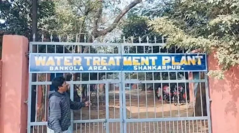 खनन कॉलोनी में पानी बंद, आक्रोशित महिलाओं ने पंप हाउस पर जड़ा ताला 1 IMG 20251223 WA0006 800x445 1