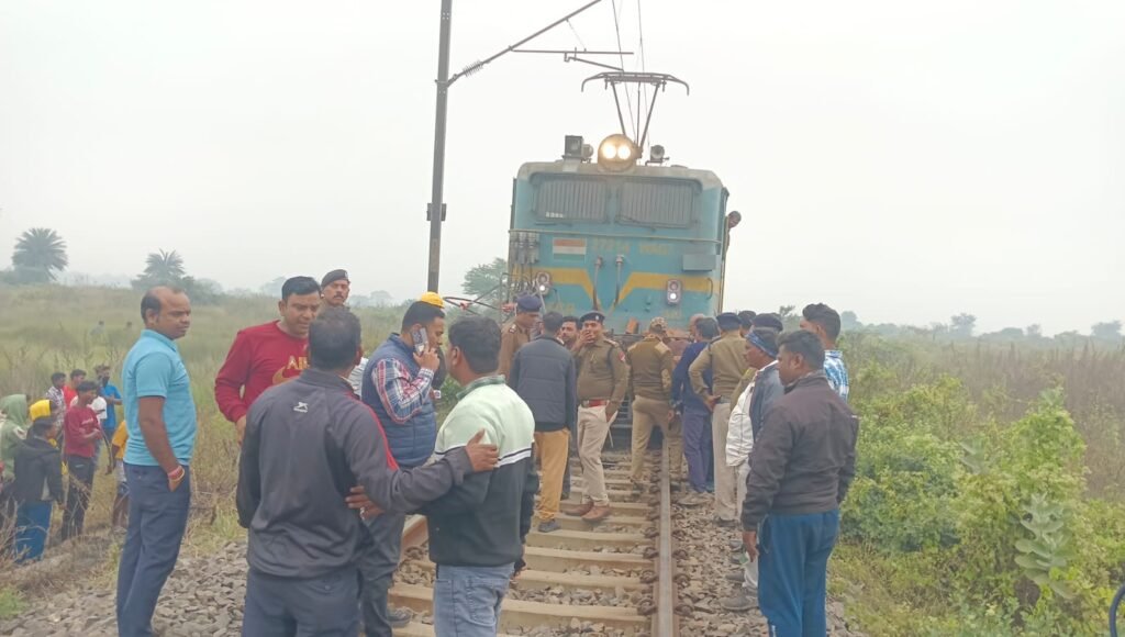जामुड़िया में भीषण हादसा, मालगाड़ी से टकराई ट्रैक्टर, एक की मौत-दो गंभीर 2 WhatsApp Image 2025 12 01 at 16.08.48 1
