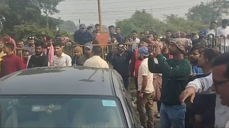 Asansol में भीषण हादसा, टक्कर के बाद कार को घसीटते चलती रही ट्रक, 3 लोग गंभीर 1 WhatsApp Image 2025 12 09 at 16.48.28