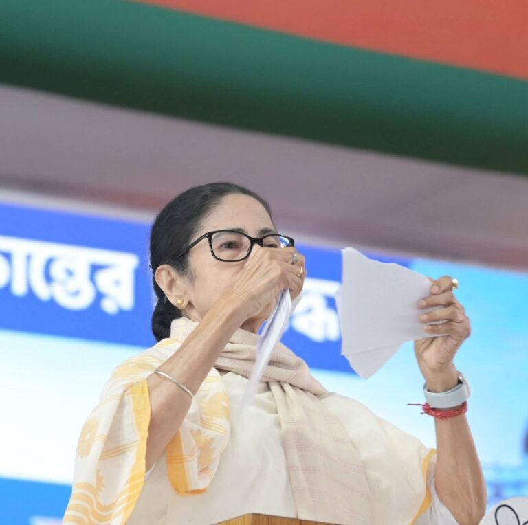 '100 दिन काम' पर केंद्र सरकार की शर्तों पर भड़कीं CM ममता, मंच पर फाड़ा शर्त वाला पत्र 1 WhatsApp Image 2025 12 09 at 17.36.33