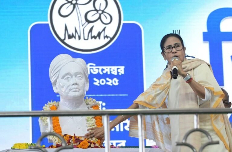 कूचबिहार में आक्रामक हुईं CM ममता बनर्जी, कहा- PM मोदी माफी भी मांगें तो नहीं मिलेगी मुक्ति 1 WhatsApp Image 2025 12 09 at 17.37.15