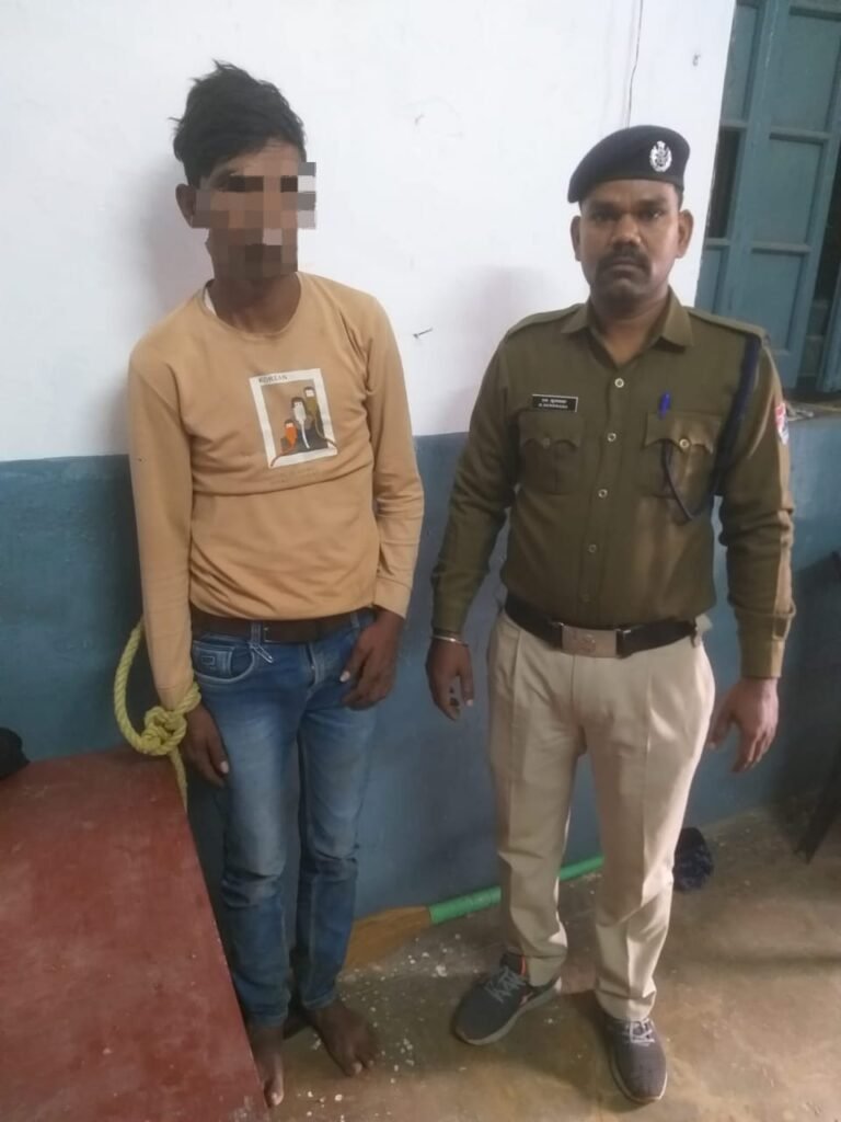 বিদ্যাসাগর স্টেশনে চুরি ব্যর্থ! দৌঁড়ে পালাতে গিয়ে RPF–এর জালে ধরা চোর 1 a629e3c1 9752 4a99 b903 862303f0b357