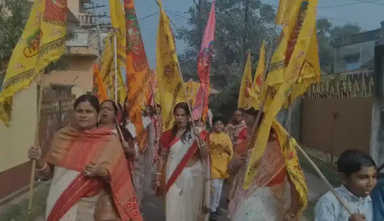 নিয়ামতপুরে শুরু শ্রীমদ্ভাগবত গীতা পাঠ, ধর্মীয় আবহে নগর পরিক্রমা 1 ezgif 2b7129e6eb1b476a