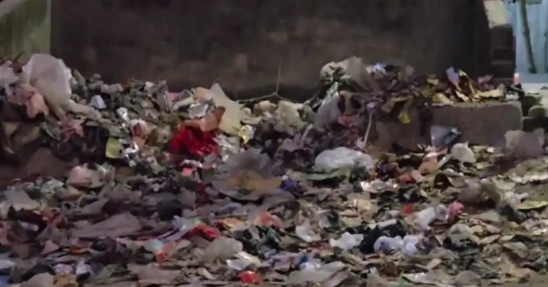 রানিগঞ্জের চর্বি মহল্লায় ১০ দিন ধরে নালা বন্ধ! রাস্তায় নোংরা জল, রোগ ছড়ানোর আশঙ্কা—বাসিন্দাদের ক্ষোভ 1 ezgif 2eb163d7a3d01f46