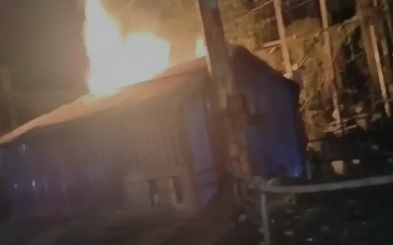 ভগত সিং মোড়ে গভীর রাতে ভয়াবহ আগুন, দোকান পুড়ে ছাই! 1 ezgif 357b5aa64fa0e071