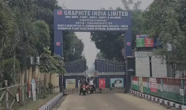 दुर्गापुर ग्रेफाइट फैक्ट्री में बड़ा धमाका! तीन मजदूर गंभीर रूप से झुलसे 1 ezgif 7e67255720864d2e
