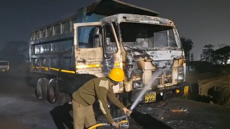 ЁЯФе NH-60 рдкрд░ рднреАрд╖рдг рдЖрдЧтАФрдХреЛрдпрд▓рд╛ рд▓рджрд╛ рдбрдВрдкрд░ рдкрд▓рднрд░ рдореЗрдВ рдЬрд▓рдХрд░ рд░рд╛рдЦ, рдмрдбрд╝рд╛ рд╣рд╛рджрд╕рд╛ рдЯрд▓рд╛ 1 truck accident