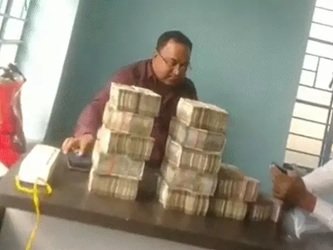 टेबल पर नोटों का ढेर, फ्रेम में TMC नेता, वायरल वीडियो से सियासी बवाल; जानें पूरा मामला 1 5