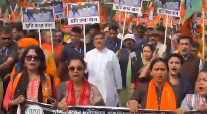 आनंदपुर अग्निकांड पर सड़कों पर उतरे सुवेंदु अधिकारी, TMC पर लगाया बचाने का आरोप 1 cef67cfc 747a 457e 80ff d5964c62f9e4