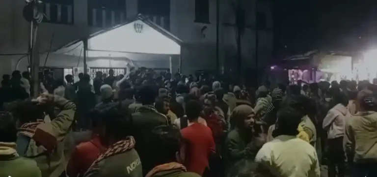 জলের ছিটে থেকেই হিংসা! হীরাপুরে মারধর–ভাঙচুর–পাথর ছোড়া, গ্রেফতার ৪ 1 ezgif 13e8f875f4f96fa2