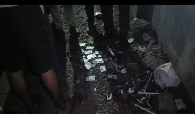 रानीगंज में कूड़ेदान से मिले वोटर आईडी कार्ड, इलाके में मचा हड़कंप 1 ea36c9c8 8e09 404a bfe1 8909c7fc347d