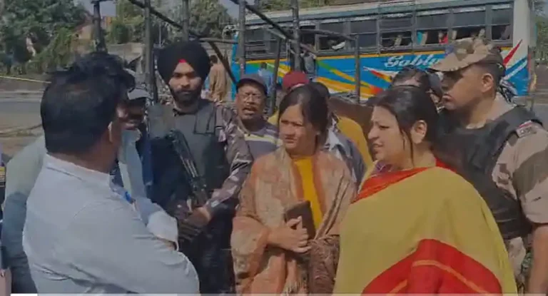 জামুরিয়ার বোগরা চট্টির অগ্নিকাণ্ড ঘিরে রাজনৈতিক তরজা, মুখোমুখি বিজেপি–তৃণমূল 1 ezgif 144a0c6f1fc16136