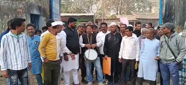 SIR হিয়ারিং নোটিসে ক্ষোভ, ঢাক–ঢোল নিয়ে কেন্দ্রে কংগ্রেস কাউন্সিলর 1 ezgif 54031305ae793c2c