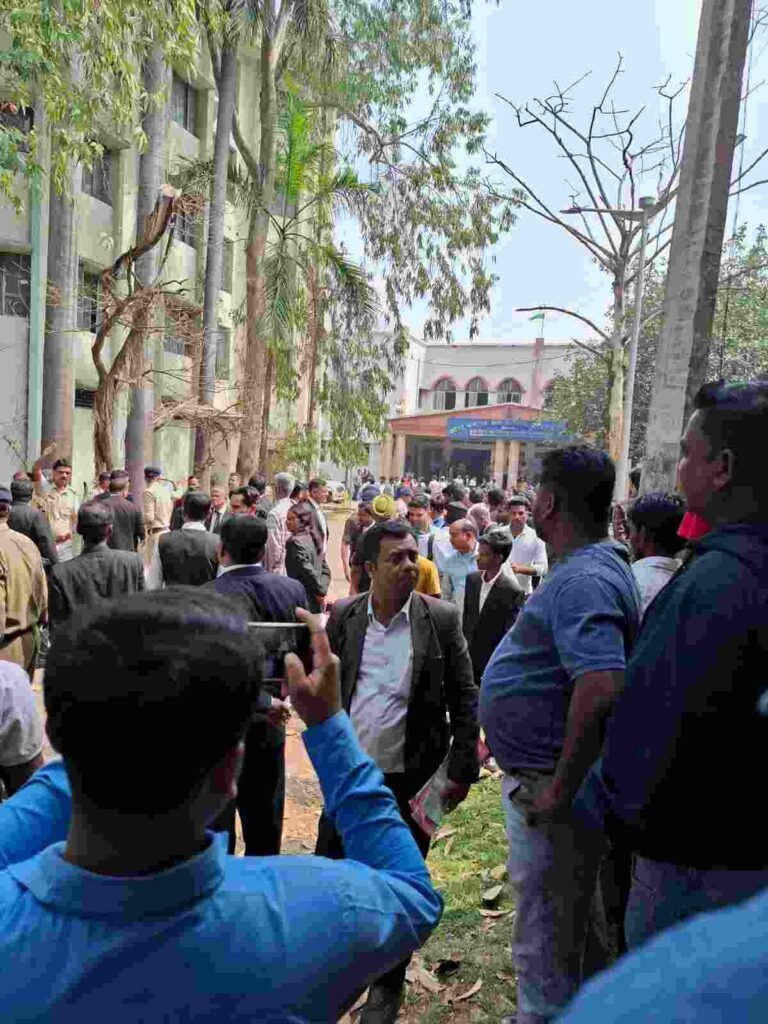 आसनसोल अदालत में बम की अफवाह से मचा हड़कंप, मिनटों में खाली कराई गई पूरी बिल्डिंग 1 ezgif 57636bbd8a288304