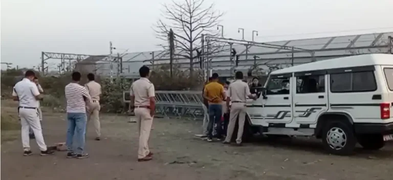 আসানসোল স্টেশনের কাছে ২০ কেজি গাঁজা উদ্ধার, আটক তিন মহিলা 1 ezgif 6baf186b9b04a3b7